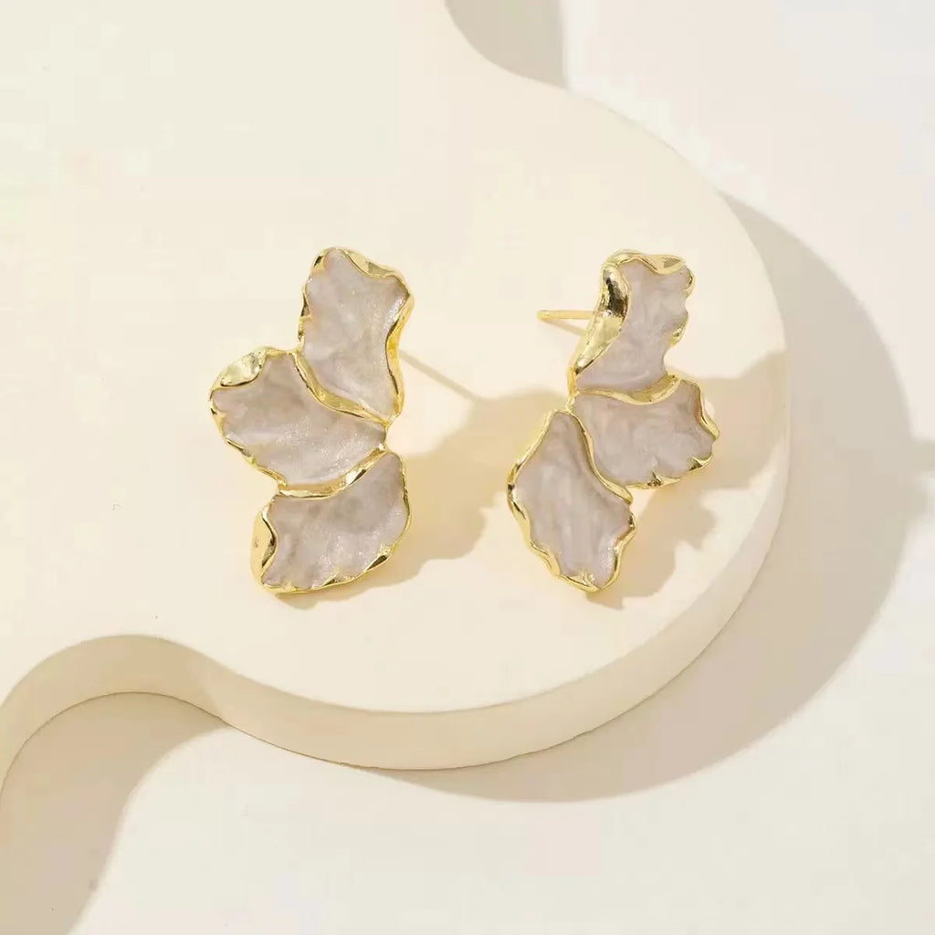 Elegant Irregular Cream Flower Earrings – Perfect Gift