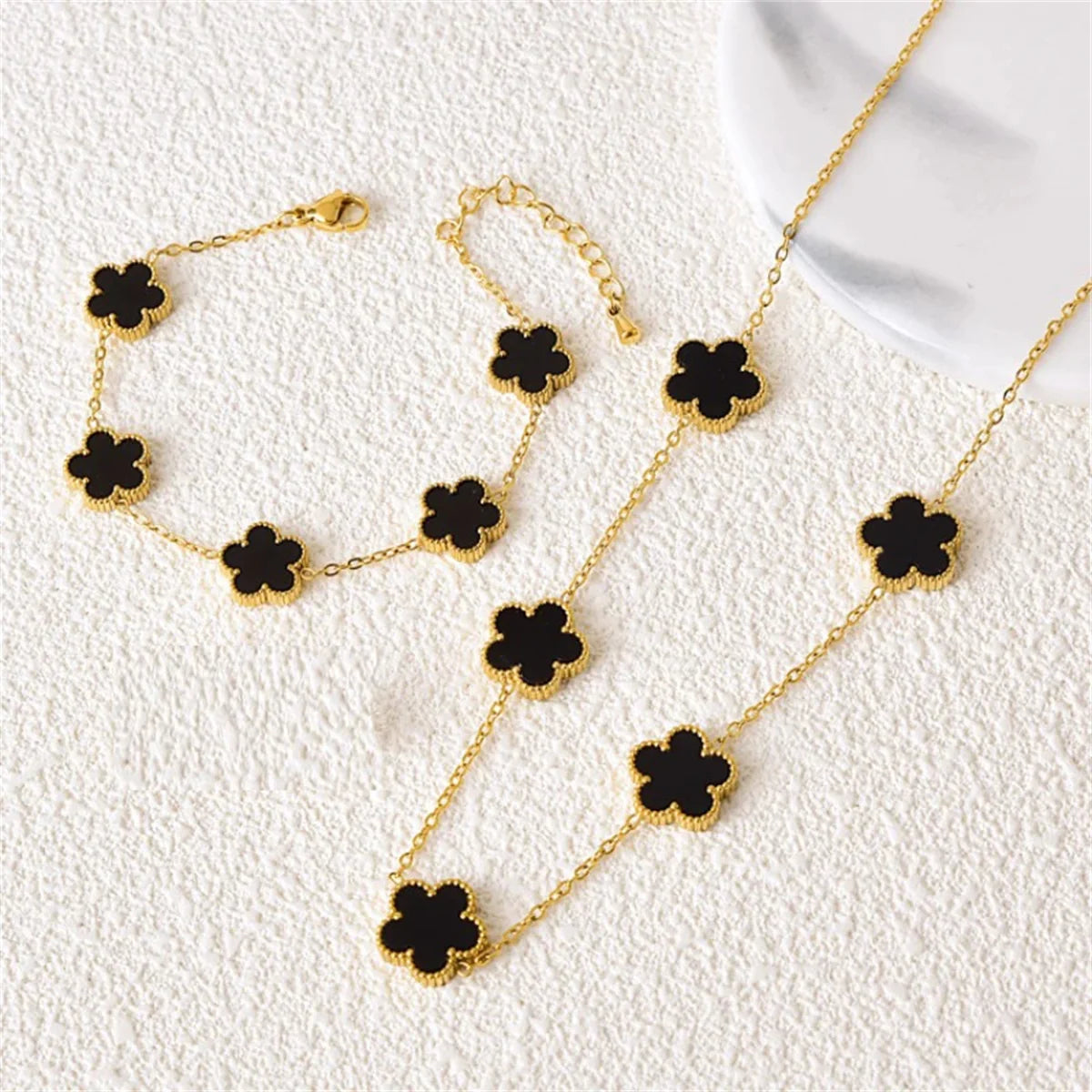 Gold-Plated Five-Leaf Flower Earring, Necklace & Bracelet Set – Elegant Jewelry Gift for Women.
