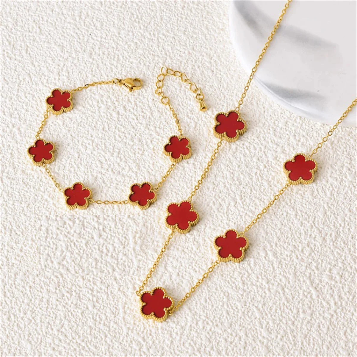 Gold-Plated Five-Leaf Flower Earring, Necklace & Bracelet Set – Elegant Jewelry Gift for Women.