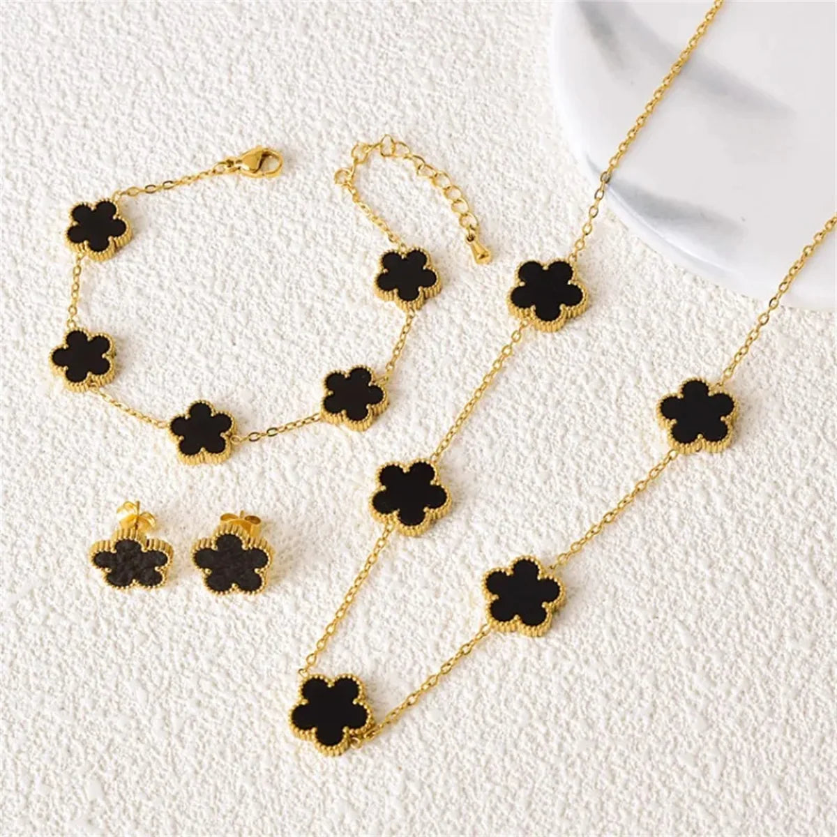 Gold-Plated Five-Leaf Flower Earring, Necklace & Bracelet Set – Elegant Jewelry Gift for Women.