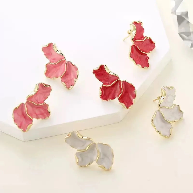 Elegant Irregular Cream Flower Earrings – Perfect Gift