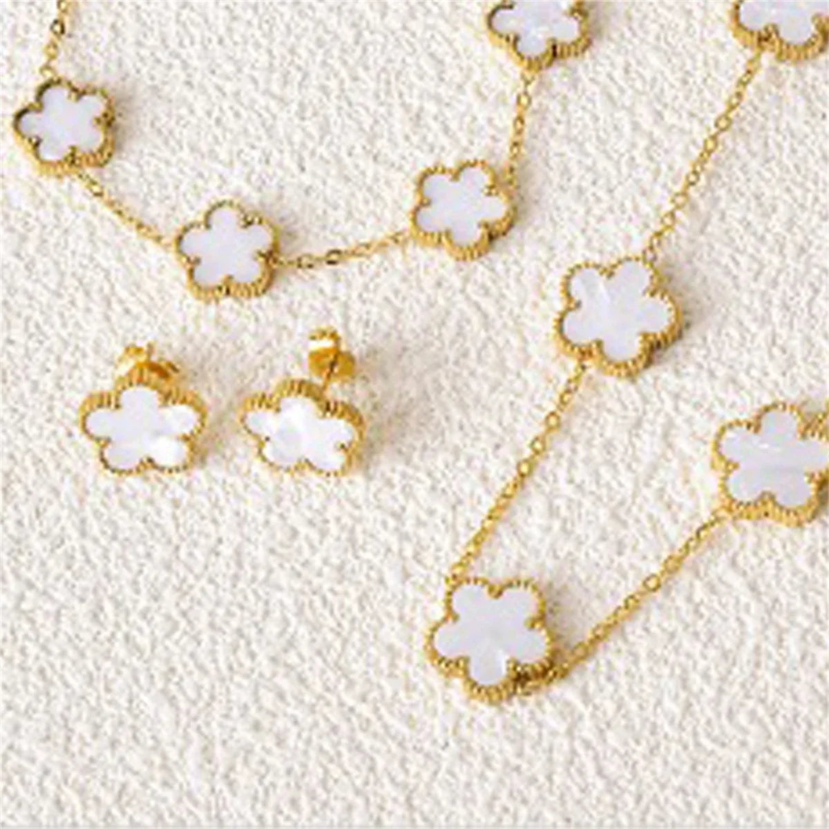 Gold-Plated Five-Leaf Flower Earring, Necklace & Bracelet Set – Elegant Jewelry Gift for Women.